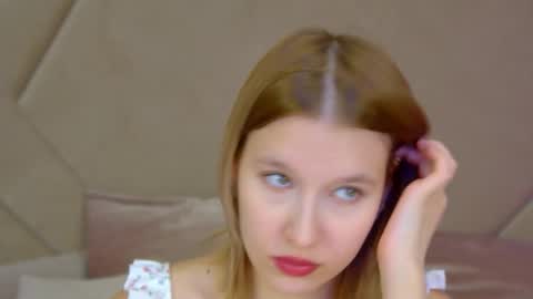 Snapshot of lililinn chatting on October 17, 6:05 am LiliLinn online show from October 17, 6:05 am