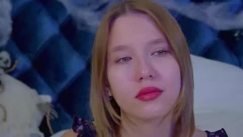 Snapshot of lililinn chatting on October 28, 5:02 am LiliLinn online show from October 28, 5:02 am