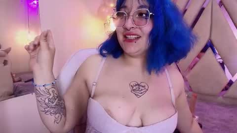 Snapshot of lilith_curvy chatting on October 19, 7:27 pm online show from October 19, 7:27 pm