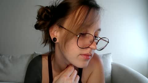 Snapshot of liljbby chatting on September 30, 10:03 pm Jay please help me reach 50 thumbs up online show from September 30, 10:03 pm