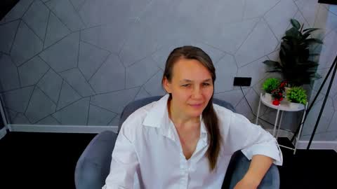 lillian_white1 online show from December 18, 8:31 am