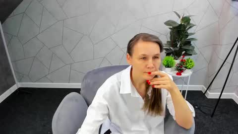lillian_white1 online show from December 9, 7:06 am