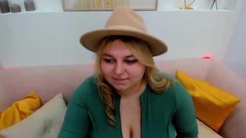 Snapshot of lillianhaig chatting on December 3, 4:46 am LillianHaig online show from December 3, 4:46 am