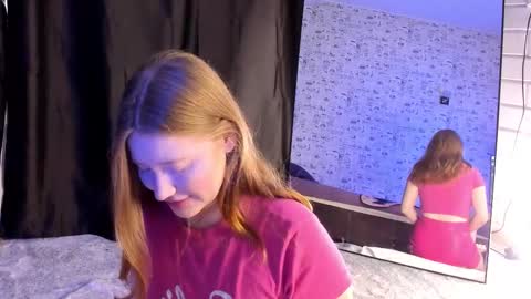 Snapshot of lillie_berry chatting on October 5, 5:45 am lillie_berry online show from October 5, 5:45 am