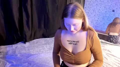 Snapshot of lillie_berry chatting on October 2, 5:12 am lillie_berry online show from October 2, 5:12 am