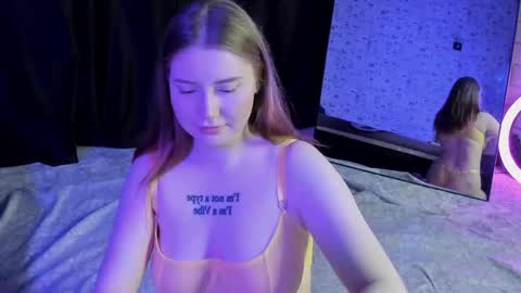 Snapshot of lillie_berry chatting on October 22, 5:12 am lillie_berry online show from October 22, 5:12 am