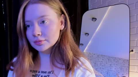 Snapshot of lillie_berry chatting on October 9, 5:11 am lillie_berry online show from October 9, 5:11 am