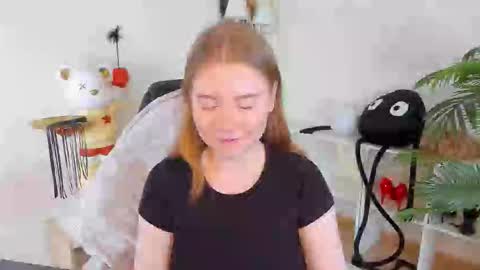 Snapshot of lillie_berry chatting on October 18, 5:10 am lillie_berry online show from October 18, 5:10 am