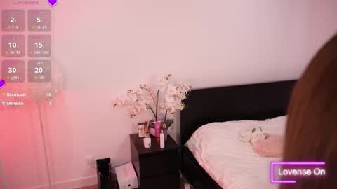 Snapshot of lilly_colins chatting on September 19, 7:02 pm Lilly Colins online show from September 19, 7:02 pm