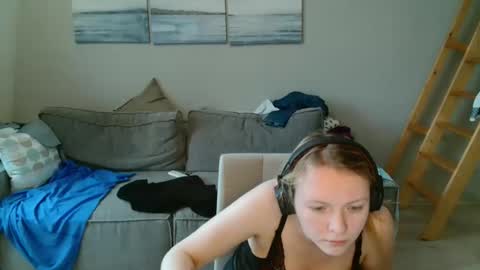 Snapshot of lily_dollyx chatting on October 31, 12:31 pm Lily dollyx online show from October 31, 12:31 pm