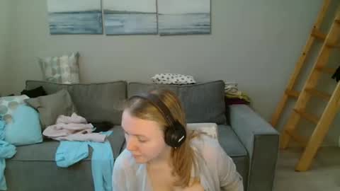 Snapshot of lily_dollyx chatting on November 1, 12:42 pm Lily dollyx online show from November 1, 12:42 pm