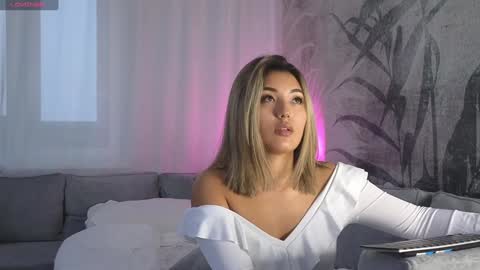 Lily online show from December 5, 6:10 am