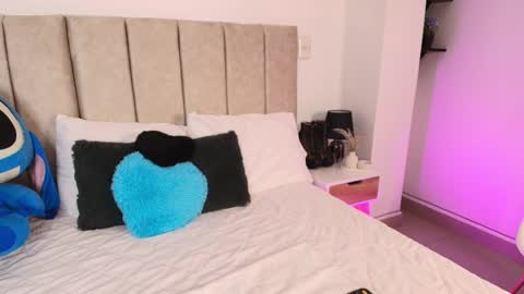 Snapshot of lily_greey chatting on February 11, 3:40 am Lily online show from February 11, 3:40 am