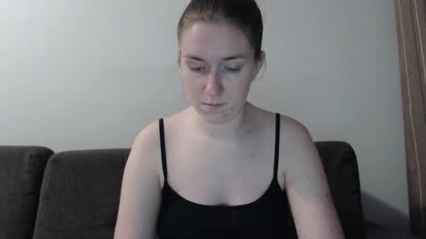 lily_love_x online show from December 6, 11:46 pm