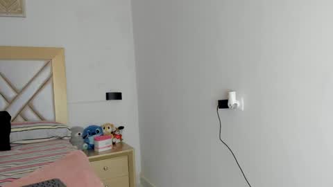 lily_noir_ online show from April 8, 11:45 am