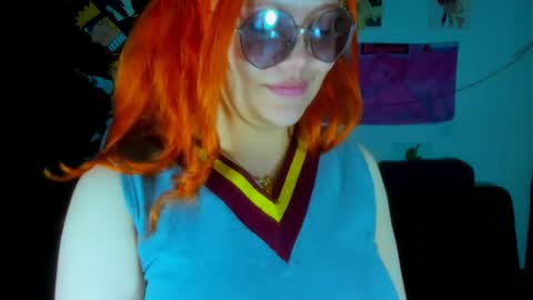 Snapshot of lily_stone04 chatting on January 4, 9:32 am lily_stone04 online show from January 4, 9:32 am