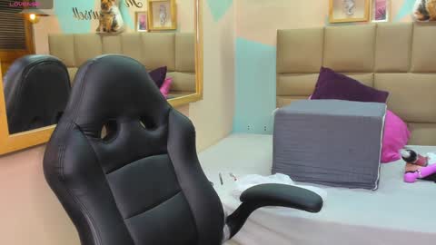 Snapshot of lilybaudyn_ chatting on December 16, 9:24 am Lily online show from December 16, 9:24 am