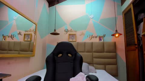 Snapshot of lilybaudyn_ chatting on January 18, 9:13 am Lily online show from January 18, 9:13 am
