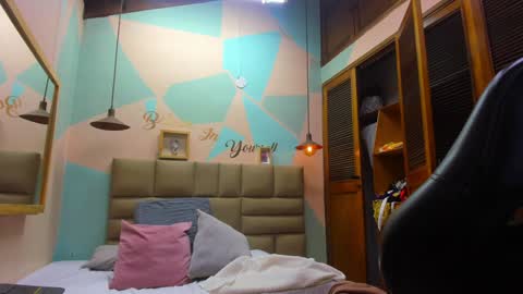 Snapshot of lilybaudyn_ chatting on January 4, 9:21 am Lily online show from January 4, 9:21 am