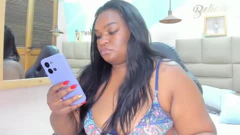 Snapshot of lilybaudyn_ chatting on February 19, 2:33 am Lily online show from February 19, 2:33 am