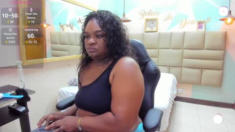 Snapshot of lilybaudyn_ chatting on January 19, 8:50 am Lily online show from January 19, 8:50 am