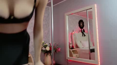 Snapshot of lilyrose_ chatting on October 20, 4:04 am online show from October 20, 4:04 am