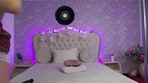 Snapshot of lilyrose_ chatting on October 1, 3:33 am online show from October 1, 3:33 am