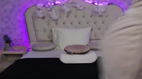 Snapshot of lilyrose_ chatting on September 22, 4:11 am online show from September 22, 4:11 am