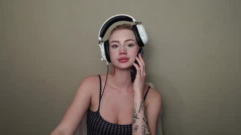 linacute52 online show from October 18, 6:21 pm