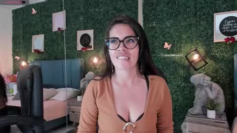 Snapshot of linagh chatting on October 31, 11:47 am Lina online show from October 31, 11:47 am