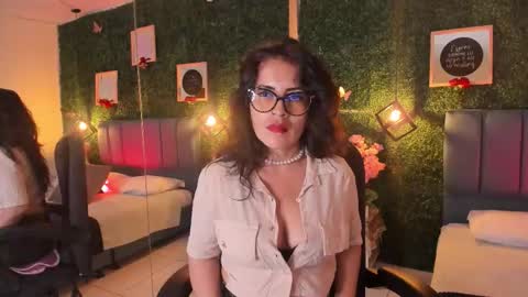 Snapshot of linagh chatting on October 1, 1:05 pm Lina online show from October 1, 1:05 pm