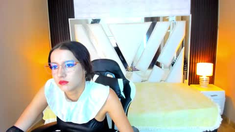 Snapshot of linda4petite chatting on October 29, 7:05 pm  Linda  online show from October 29, 7:05 pm