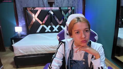 Snapshot of linda4petite chatting on January 18, 11:00 am  Linda  online show from January 18, 11:00 am