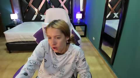 Snapshot of linda4petite chatting on February 23, 1:13 pm  Linda  online show from February 23, 1:13 pm