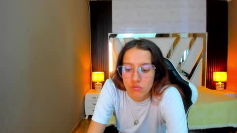  Linda  online show from April 22, 7:00 pm