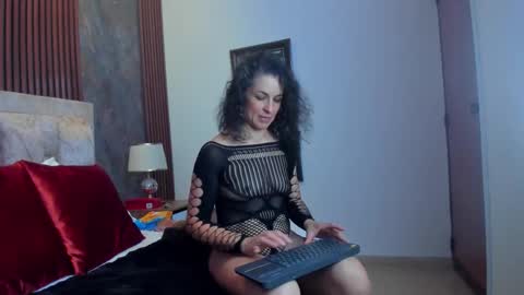 Snapshot of linda_cabal chatting on October 22, 10:48 pm linda cabal online show from October 22, 10:48 pm