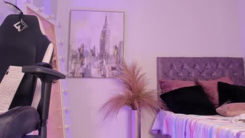 linda_caroline online show from December 15, 8:15 pm