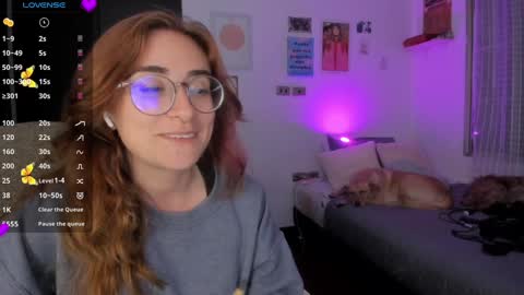 Snapshot of linda_giggle chatting on December 6, 2:57 am Giggles online show from December 6, 2:57 am