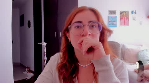 Snapshot of linda_giggle chatting on December 11, 4:52 pm Giggles online show from December 11, 4:52 pm