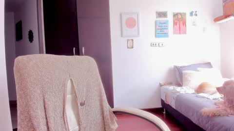 Snapshot of linda_giggle chatting on December 10, 4:38 pm Giggles online show from December 10, 4:38 pm