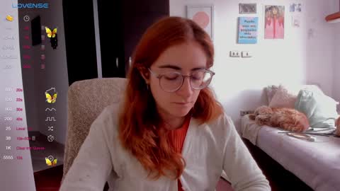 Snapshot of linda_giggle chatting on December 19, 3:19 pm Giggles online show from December 19, 3:19 pm