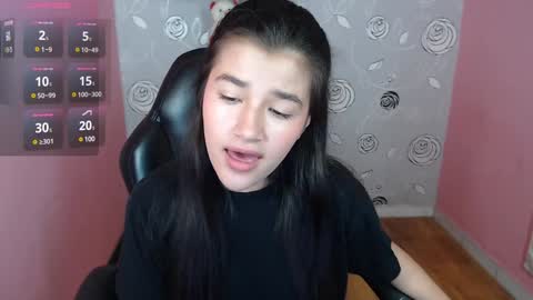 Linda  online show from December 3, 3:11 pm