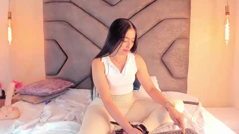 Linda Saenz online show from February 17, 1:04 am