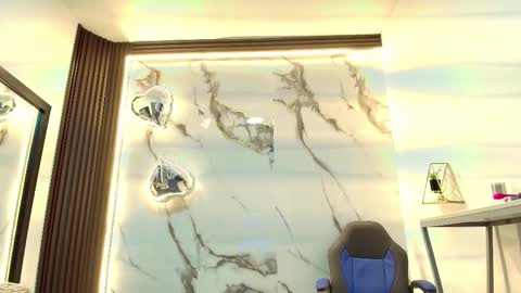  Lindsey  online show from February 17, 11:53 am