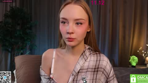 Snapshot of lissa_meooow chatting on December 11, 2:19 am your Liza again. Next stream Dec. 1 at 2 or 3 GMT online show from December 11, 2:19 am