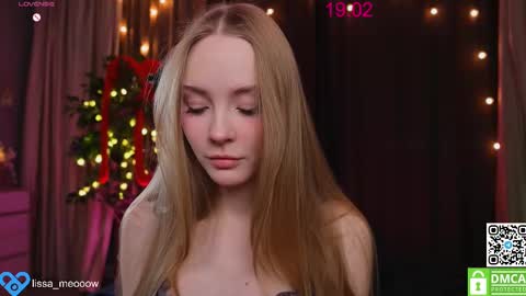 Snapshot of lissa_meooow chatting on February 19, 4:44 am your Liza again. Next stream Dec. 1 at 2 or 3 GMT online show from February 19, 4:44 am