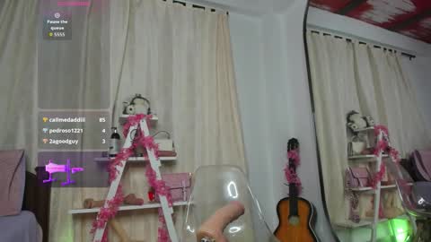 Snapshot of lissa_petitee chatting on September 21, 6:23 am lissa_petitee online show from September 21, 6:23 am