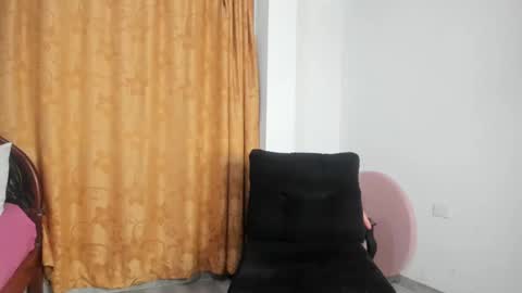 Snapshot of lissa_petitee chatting on February 23, 1:53 am lissa_petitee online show from February 23, 1:53 am