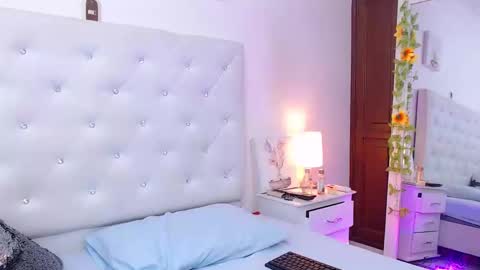 litleslut_ online show from February 19, 2:12 pm