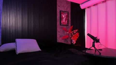 Snapshot of little_maeve chatting on December 6, 8:39 pm Maeve online show from December 6, 8:39 pm